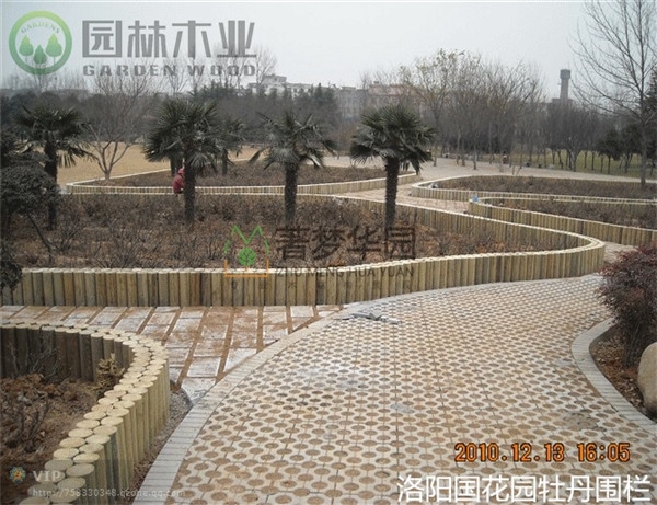 上海防腐木草坪护栏